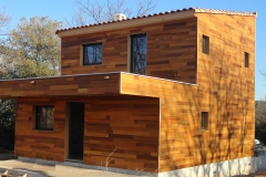 maison ossature bois avec terrasse en bardage red cedar menuiserie aluminium