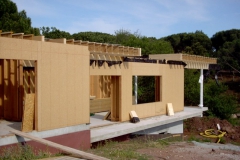 Maison contemporaine à ossature bois sur sous sol avec enduit de finition et bardage douglas à FREJUS 83 VAR REGION PACA