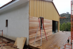 Construction maison ossature bois sur sous sol à saint zacharie bardage red cedar